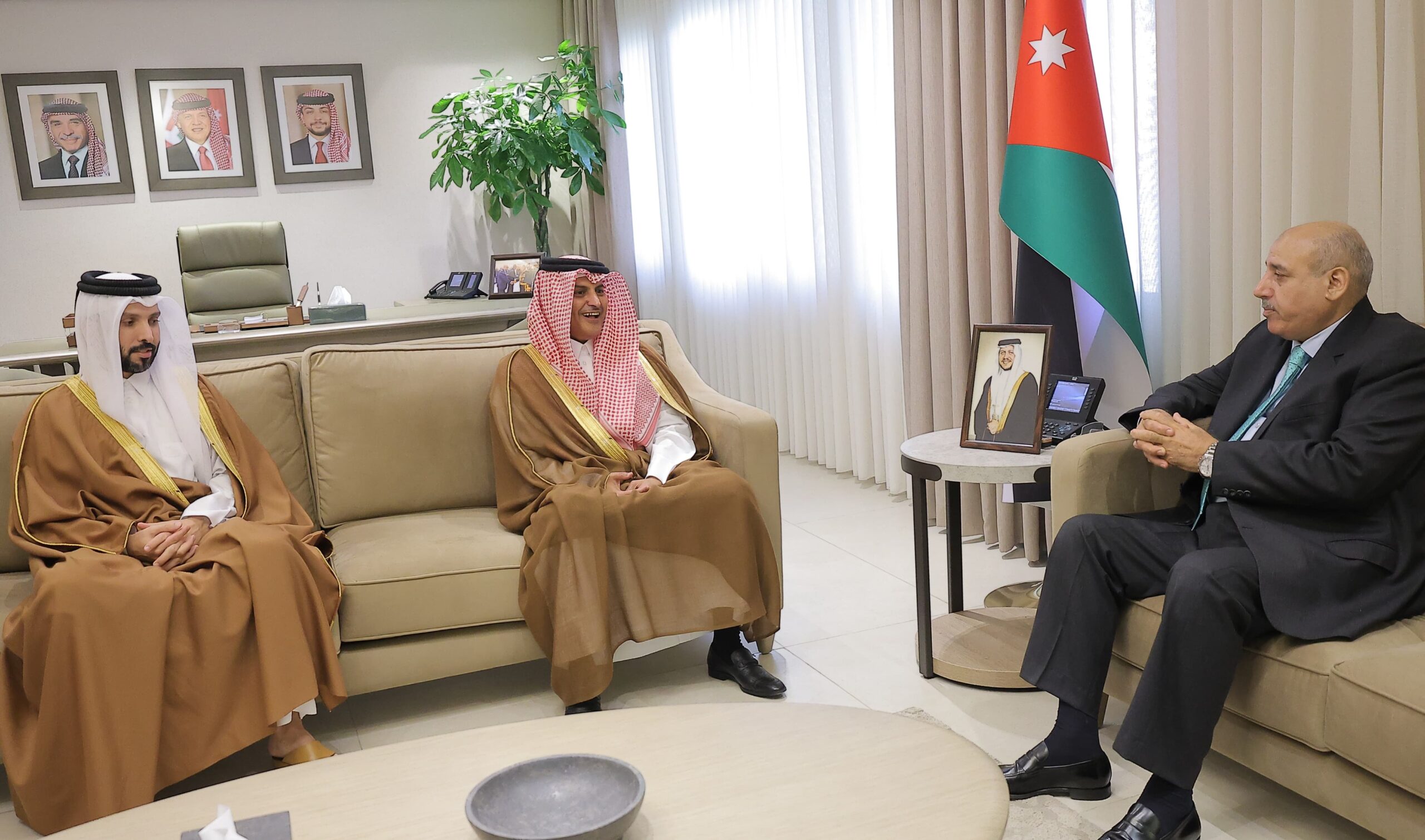 صورة حول : القاضي يلتقي السفير القطري القاضي يلتقي السفير القطري