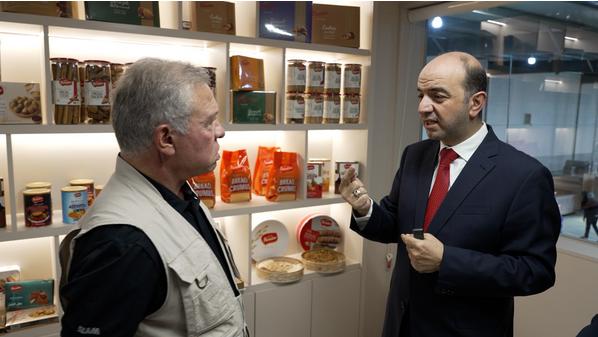 عاجل | بالصور الملك يزور مصانع حلويات الحاج محمود حبيبة ومخابز برادايس ومصنع أدوية في القسطل