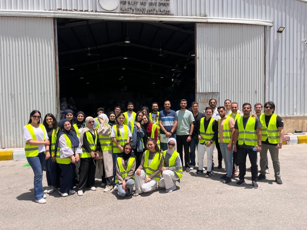 صورة حول : عمّان الأهليّة تنفذ حملة تطوعية لدعم بنك الملابس الخيري عمّان الأهليّة تنفذ حملة تطوعية لدعم بنك الملابس الخيري