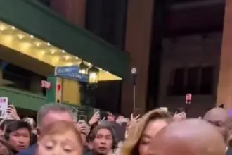 اقتحام مفاجئ على أريانا غراندي في العرض الأول لفيلمها في سنغافورة