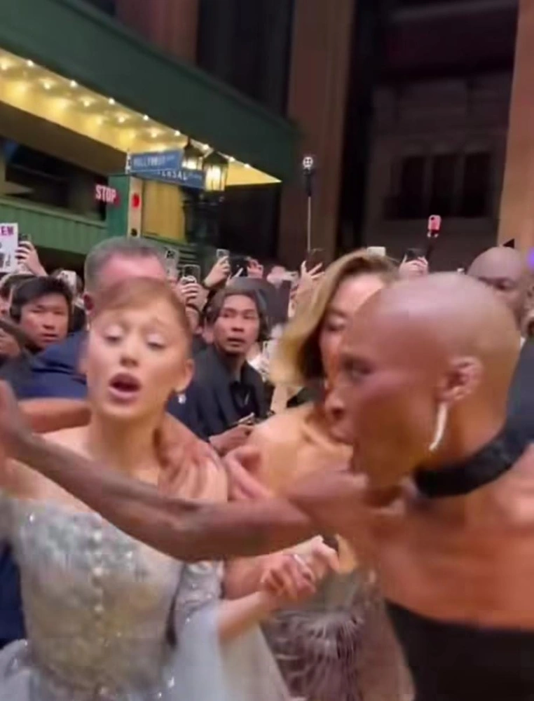 اقتحام مفاجئ على أريانا غراندي في العرض الأول لفيلمها في سنغافورة