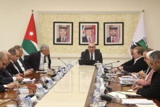 عاجل | الحكومة تبحث تطوير جسر الملك حسين