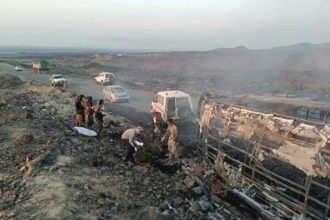 وفاة 34 شخصًا حرقًا في حادث تصادم مروّع باليمن