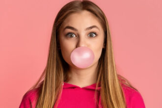 هل مضغ العلكة يسبب الانتفاخ والألم الشديد في البطن