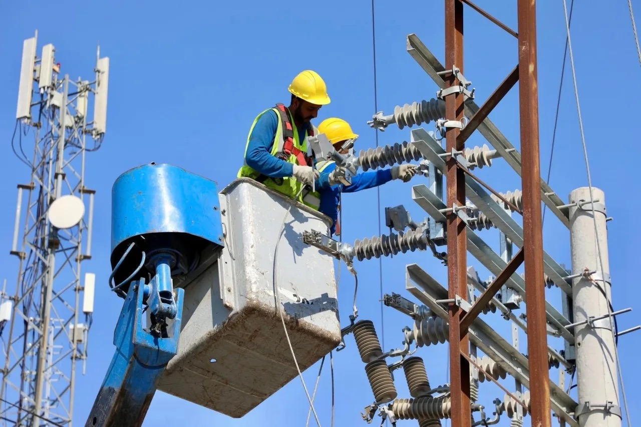 صورة حول : كهرباء إربد تنجح في تركيب محول جديد دون فصل التيار كهرباء إربد تنجح في تركيب محول جديد دون فصل التيار