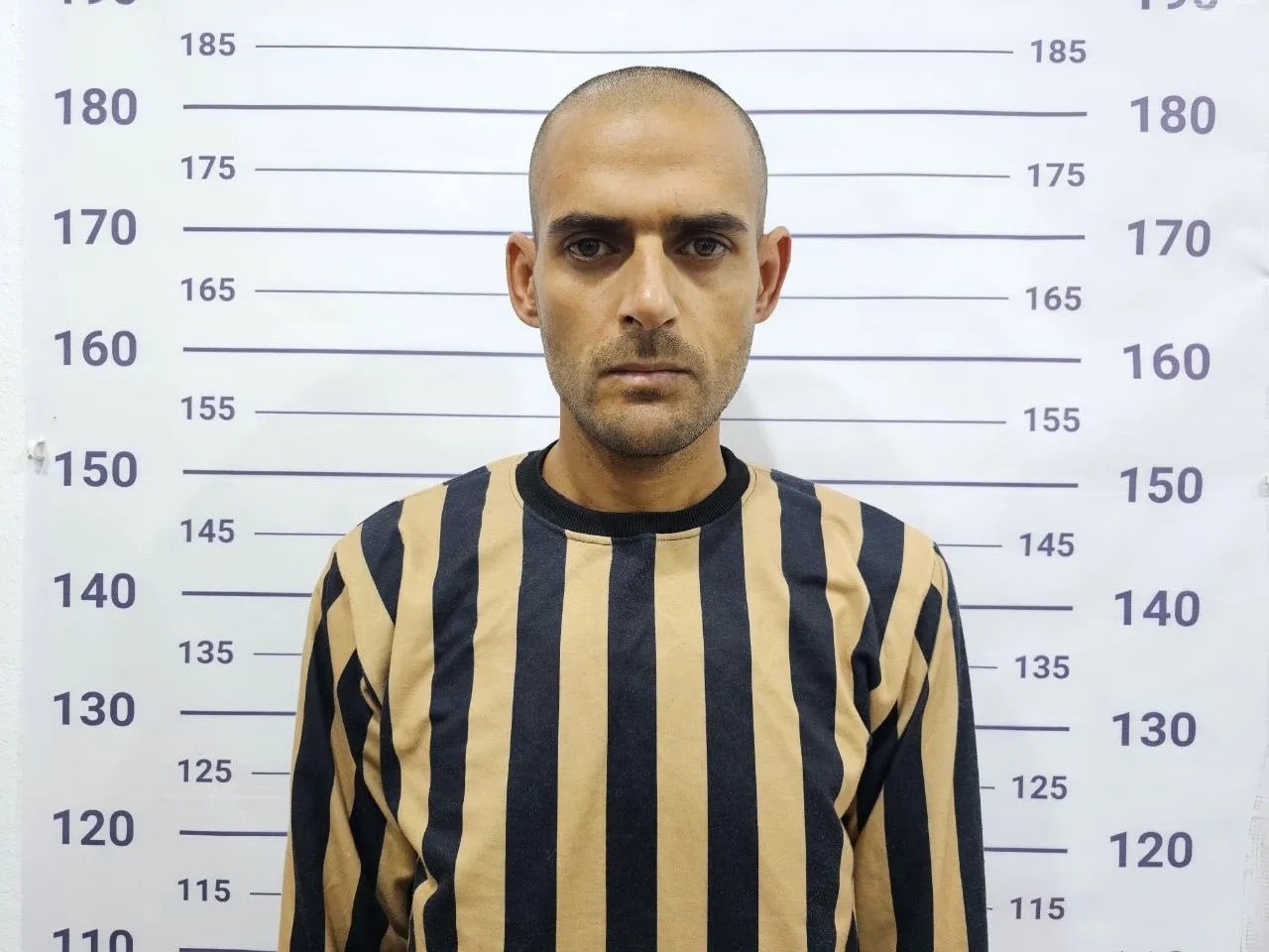 صورة حول : القبض على سجّان صيدنايا المتورط بتنفيذ إعدامات وتعذيب المعتقلين القبض على سجّان صيدنايا المتورط بتنفيذ إعدامات وتعذيب المعتقلين