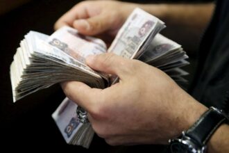 رجل بلا مأوى يعيش حياة فاخرة عبر الاحتيال على نساء