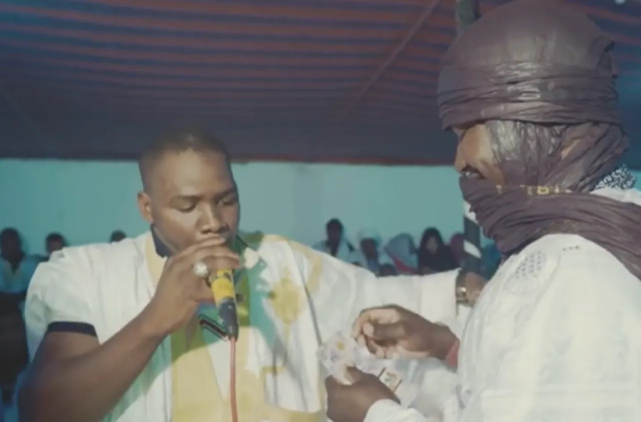 موريتانيا تحظر رمي النقود في الأعراس وتثير جدلاً واسعاً بين الفنانين