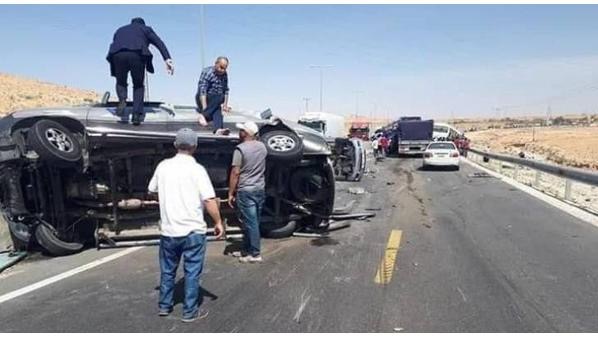 وفاة شخص وإصابة آخر في حادث تصادم على الطريق الصحراوي