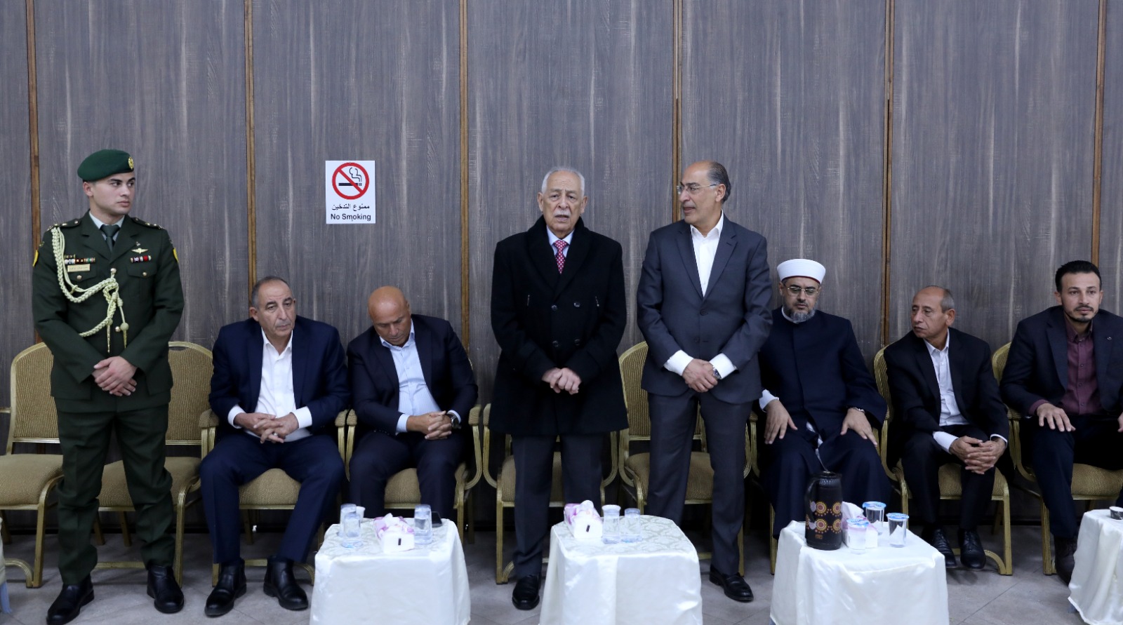 صورة حول : مندوبا عن الملك وولي العهد… العيسوي يعزي آل سيف مندوبا عن الملك وولي العهد… العيسوي يعزي آل سيف