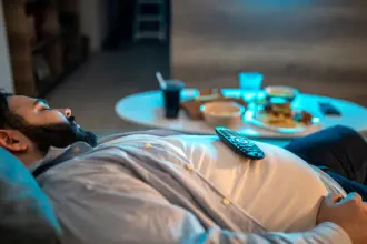 لماذا نشعر بالنعاس بعد الأكل؟ أسباب وطرق للتخلص منه