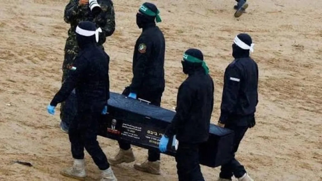 القسام وسرايا القدس تسلمان جثة أسير شمال خان يونس