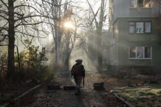 واشنطن تطالب أوكرانيا بالموافقة على إطار لإنهاء الحرب مع روسيا