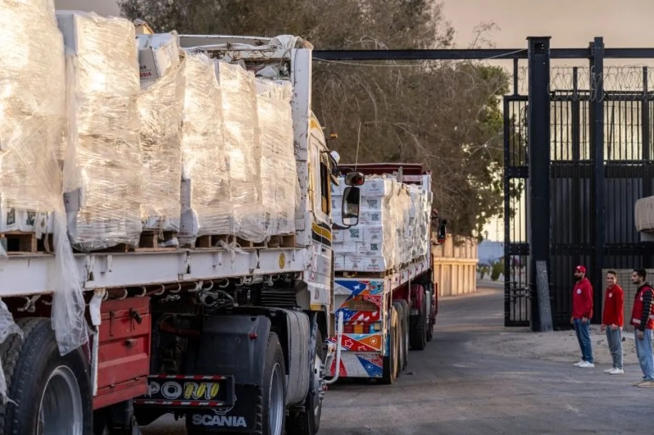 صورة حول : احتجاز المساعدات الإنسانية في غزة وسط أوضاع مأساوية للنازحين احتجاز المساعدات الإنسانية في غزة وسط أوضاع مأساوية للنازحين