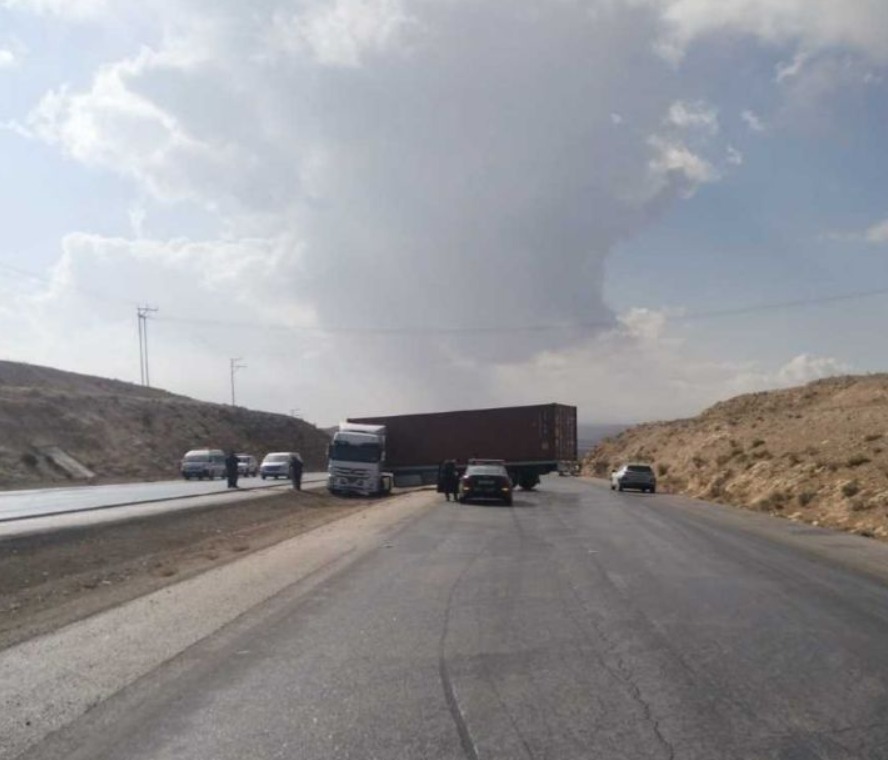 تريلا مسبّعة تعرقل السير على طريق المفرق الزرقاء