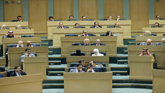 “وفروا سفراتكم” و“هدّوا اللعب شوي”.. جلسة الموازنة تشعل القبة