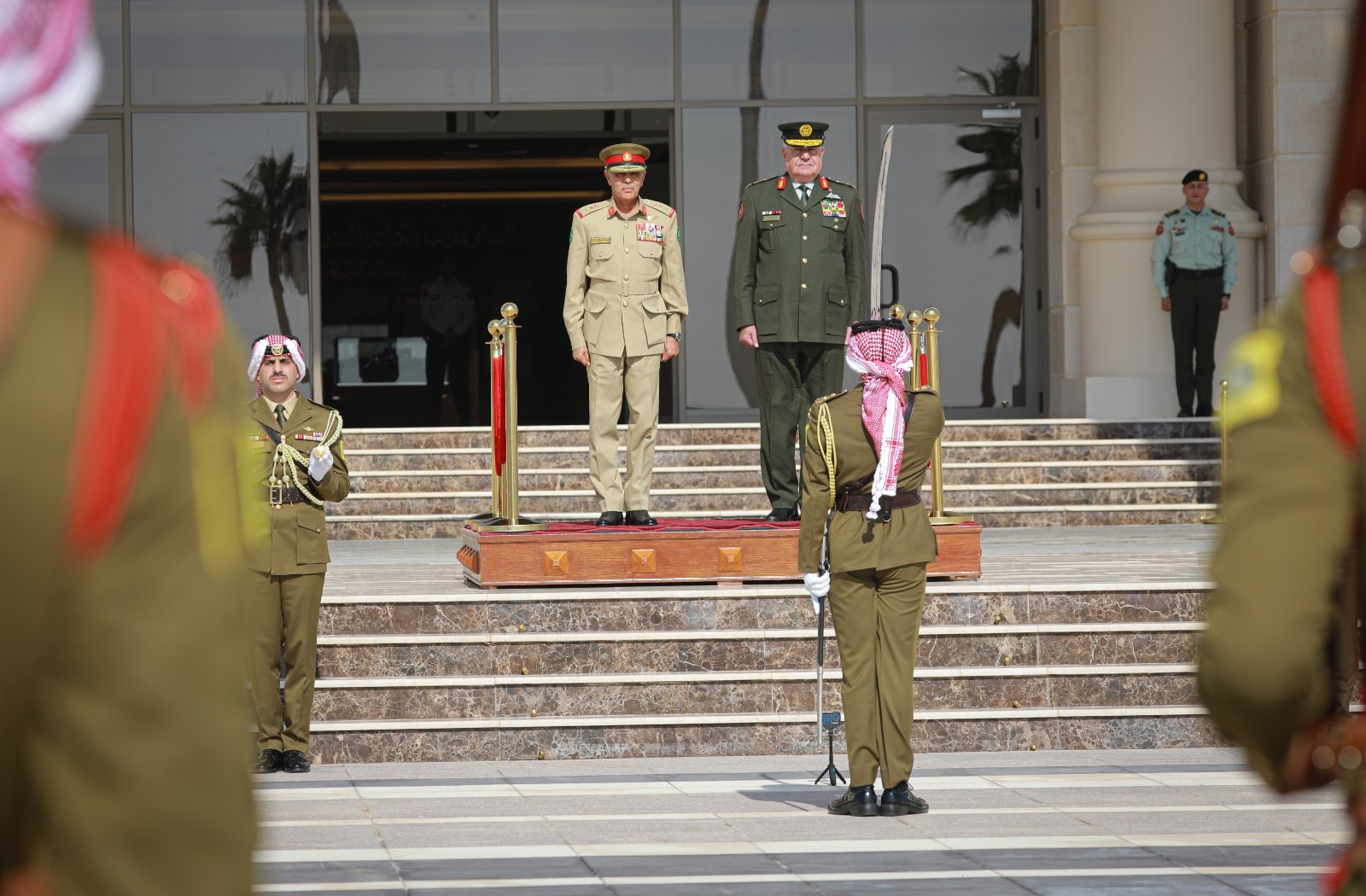 صورة حول : الحنيطي يستقبل نظيره البحريني الحنيطي يستقبل نظيره البحريني