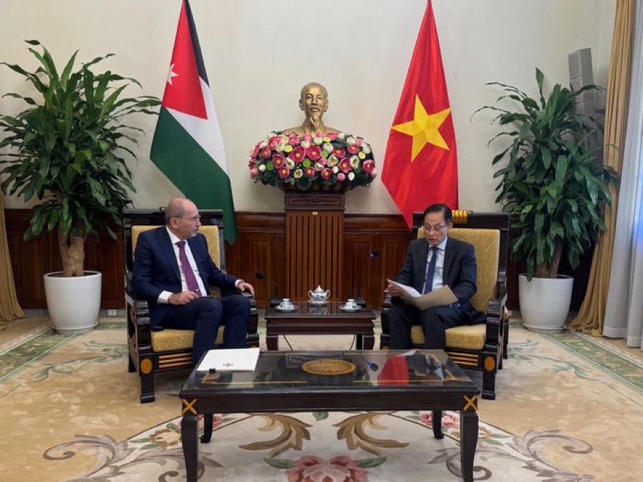 الصفدي ونظيره الفيتنامي يجريان مباحثات موسعة