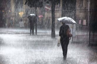 بالفيديو… بدء هطول الأمطار في عمان