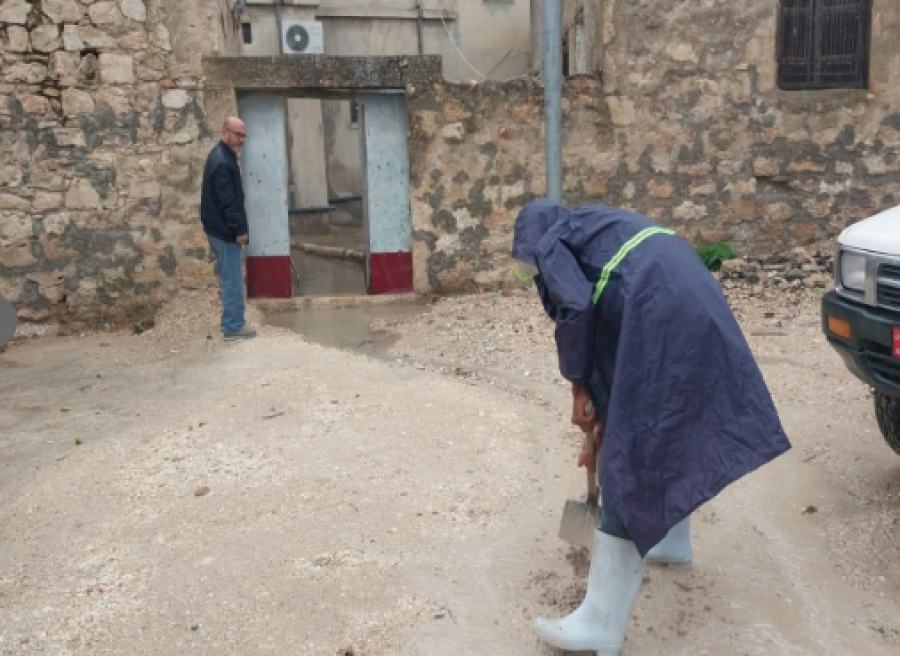 الأمطار تداهم منزلا في منطقة ملكا