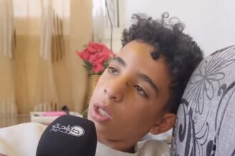 بالفيديو…أب يناشد لإنقاذ طفله بعد دهسه من الباص السريع