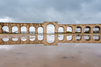 ضباب الصباح يلفّ الجبال… وزخات خفيفة تزور المملكة اليوم