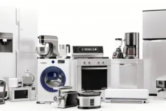 تدهور شاحنة يربك الحركة المرورية في العقبة ويُسقط حمولة ضخمة