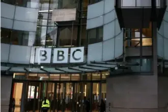 ترامب يهدد بي بي سي: دعوى بمليارات الدولارات بعد اعتذار الشبكة