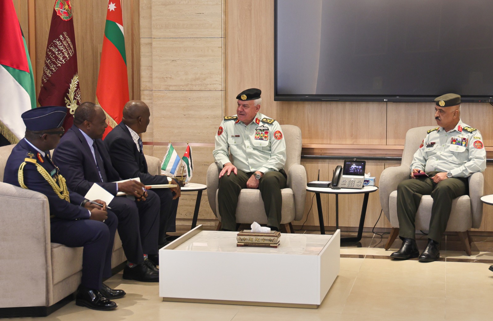 صورة حول : الحنيطي يستقبل نائب وزير الدفاع السيراليوني الحنيطي يستقبل نائب وزير الدفاع السيراليوني