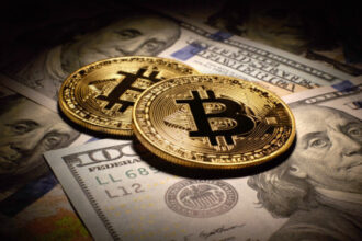 بتكوين تفقد مكاسب حققتها منذ بداية العام الحالي