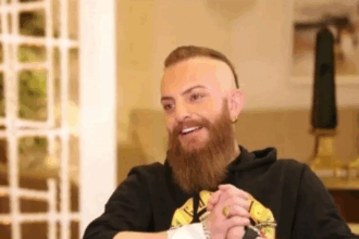 مخللاتي يثير الجدل مجددا بسبب ديانته