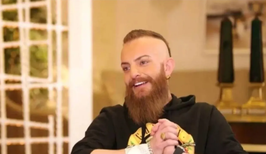 صورة حول : مخللاتي يثير الجدل مجددا بسبب ديانته مخللاتي يثير الجدل مجددا بسبب ديانته