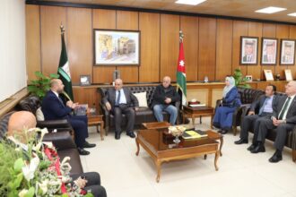 بحث تنشيط القطاع التجاري والسياحي في إربد