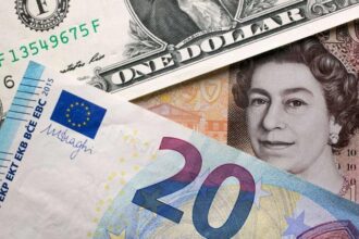 تراجع الإسترليني بشكل طفيف مقابل الدولار واليورو