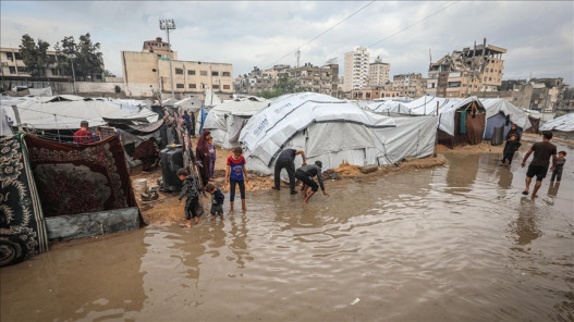 صورة حول : غرق عشرات خيام النازحين جراء الأمطار في مواصي خان يونس غرق عشرات خيام النازحين جراء الأمطار في مواصي خان يونس