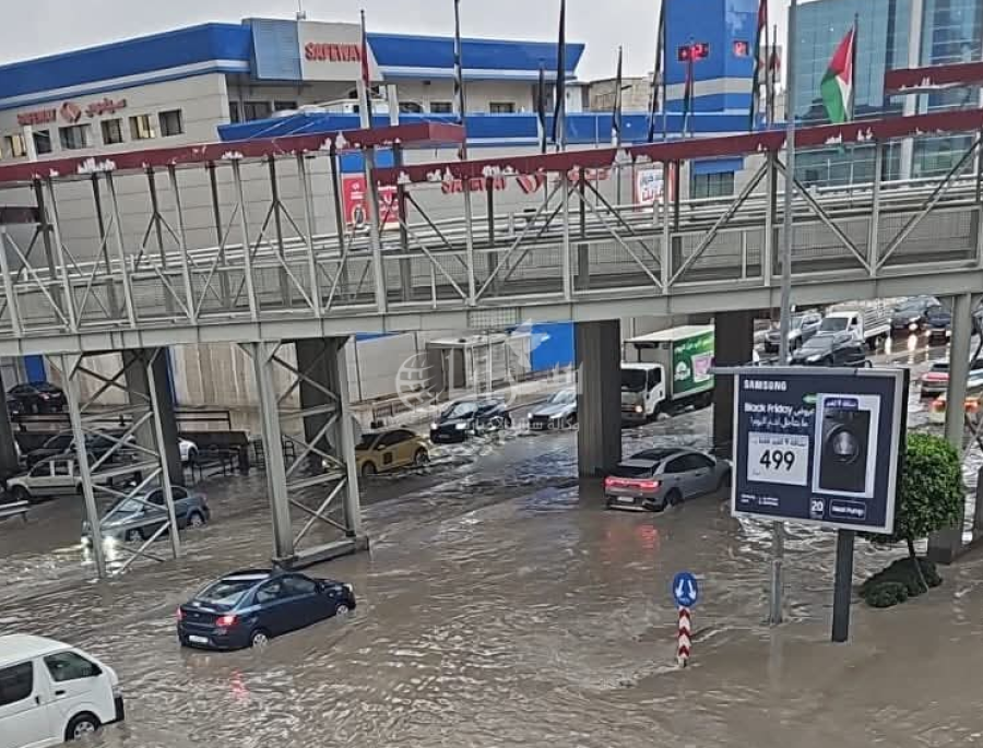 مياه الأمطار تغرق دوار المدينة