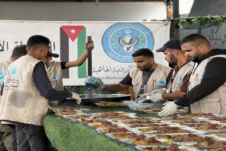 الحملة الأردنية للإغاثة تقدم وجبات لمرضى الكلى في مجمع ناصر الطبي