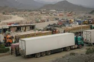 كيف ستتأثر باكستان اقتصاديًا بقرار أفغانستان قطع التجارة؟