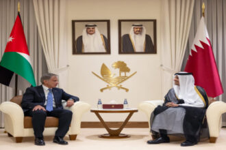 رئيس الوزراء يلتقي نظيره القطري في الدوحة ويبحث تعزيز التعاون الثنائي والقضية الفلسطينية