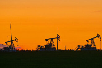 النفط يهبط بأكثر من 1% بعد قرار أوبك بتجميد زيادة الإنتاج