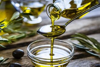 فضيحة “الزيت المغشوش” تتمدد: مؤسسة أردنية تلغي تعاقدها مع معصرة رُخِّصت بقرار وزير سابق