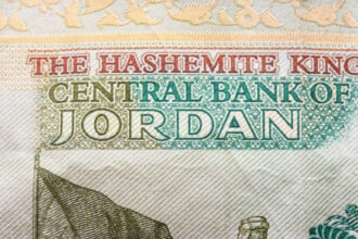 البنك المركزي ووزارة المالية يوقعان اتفاقية لتعزيز الربط الإلكتروني