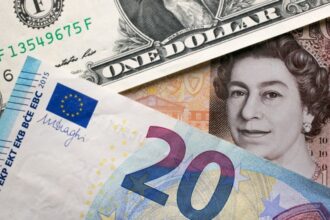 الإسترليني يواصل الضعف أمام العملات الرئيسية