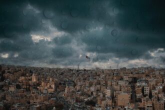 حالة الطقس خلال عطلة نهاية الأسبوع: أمطار وعواصف رعدية وانخفاض حرارة