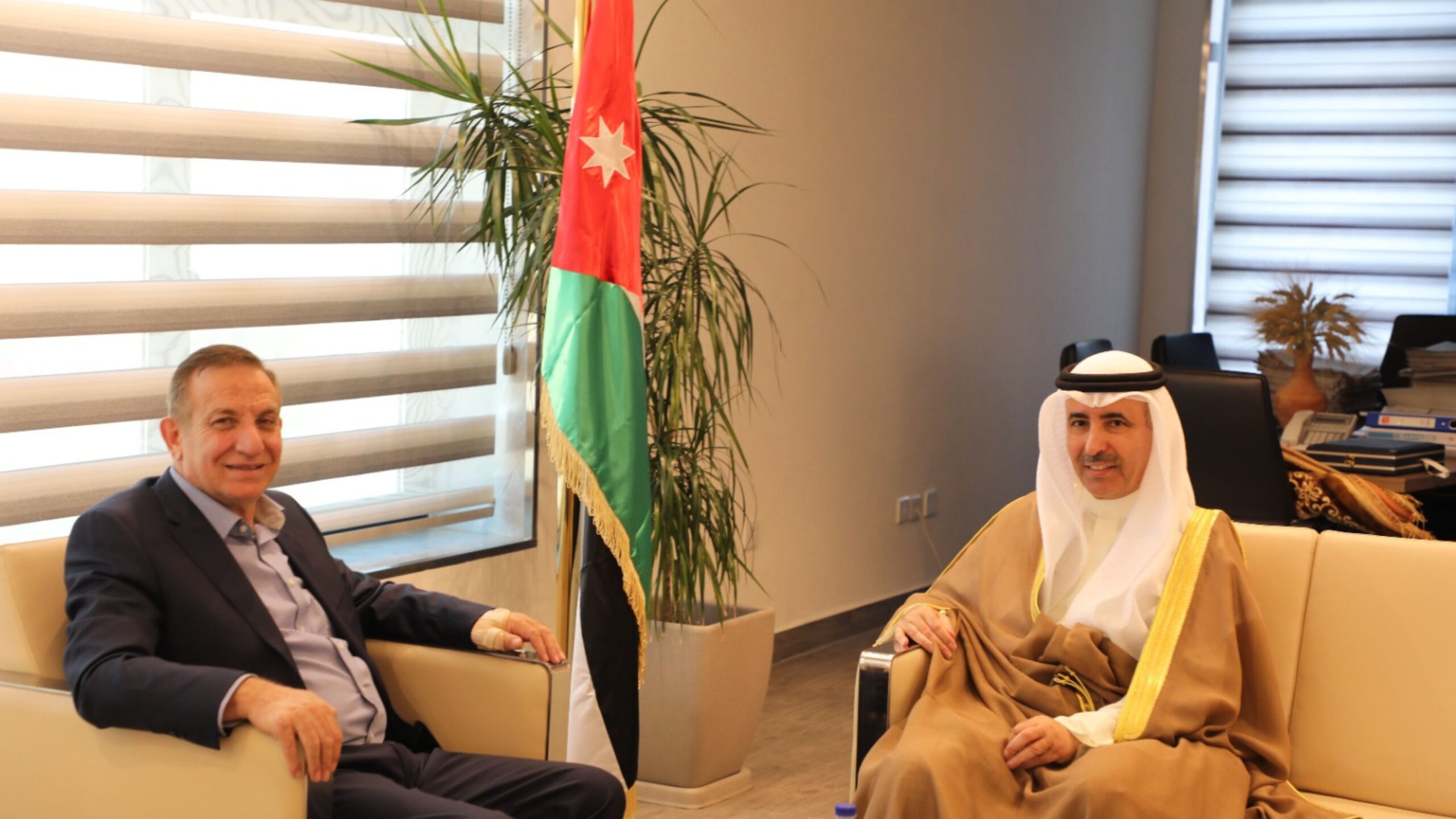 صورة حول : وزير الزراعة يستقبل سفير الكويت لتعزيز التعاون الزراعي بين البلدين وزير الزراعة يستقبل سفير الكويت لتعزيز التعاون الزراعي بين البلدين