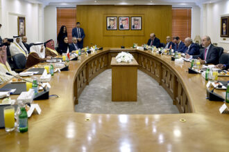 وزير الخارجية يلتقي رئيس مجلس الشورى البحريني