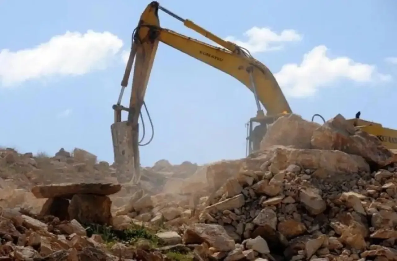 صورة حول : إغلاق مقلع غير مرخّص في عجلون وإيقاف مالكه إغلاق مقلع غير مرخّص في عجلون وإيقاف مالكه