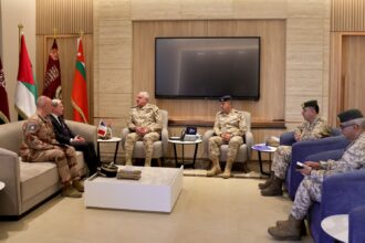 رئيس هيئة الأركان يستقبل السفير الفرنسي لبحث تعزيز التعاون العسكري المشترك