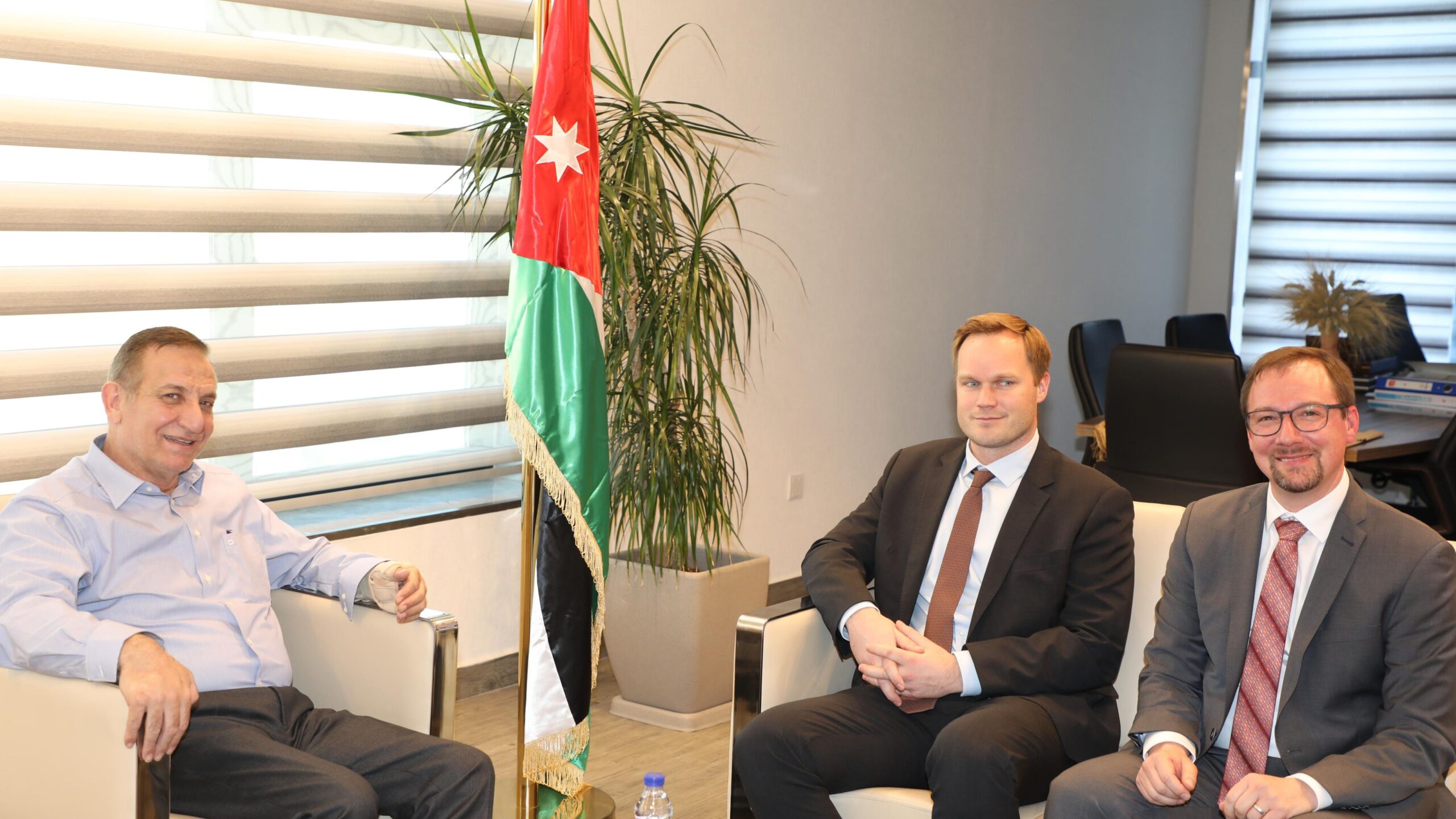 صورة حول : الخريسات يبحث مع بنك الإعمار الألماني تقدم مشروع “الوظائف الخضراء” الخريسات يبحث مع بنك الإعمار الألماني تقدم مشروع “الوظائف الخضراء”