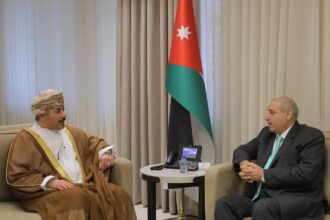 القاضي والسفير العماني يبحثان تعزيز التعاون البرلماني والاقتصادي